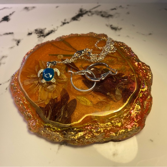 Nail art palette with real flowers. - Picture 2 of 5